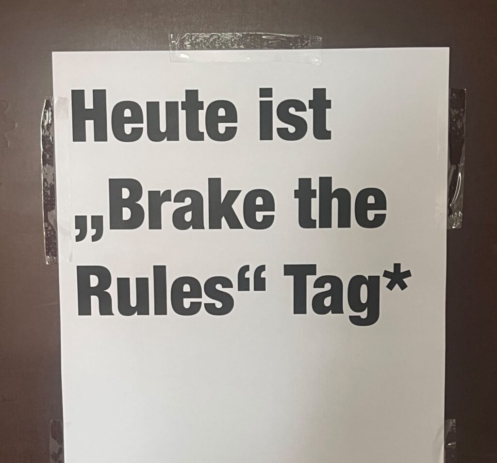 Plakat mit Aufforderung, die Regeln zu brechen.